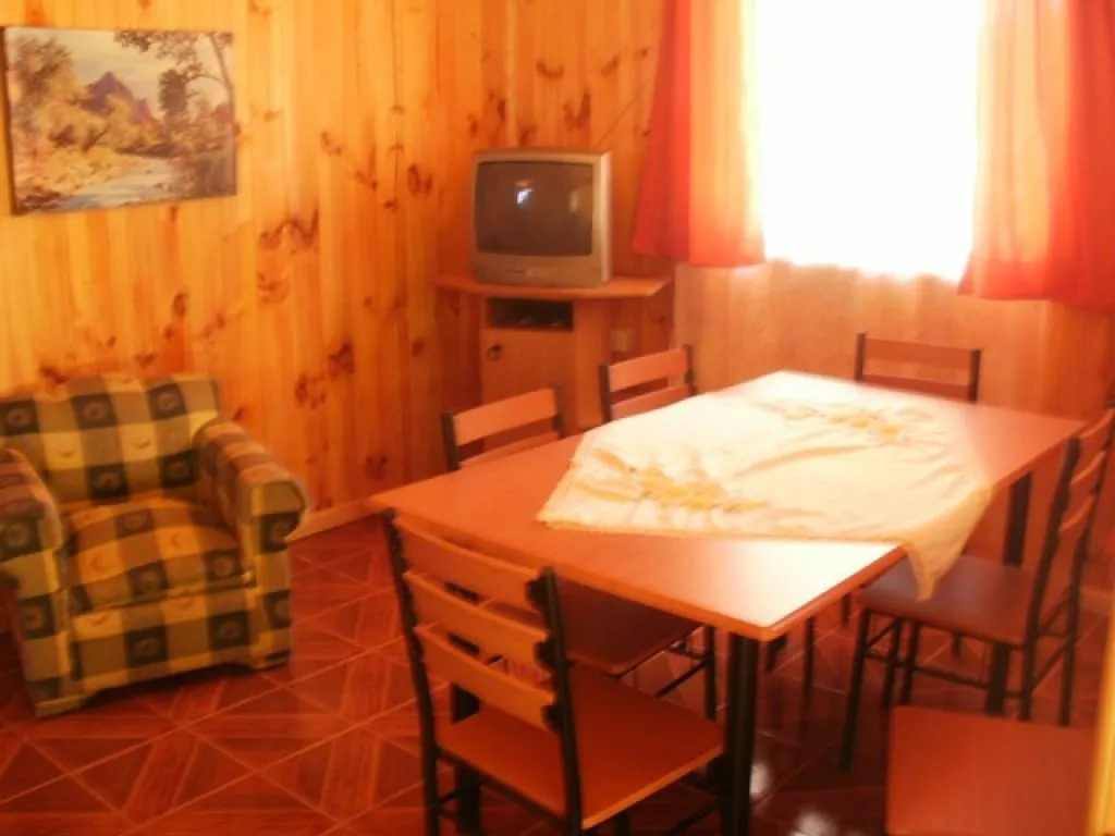 Habitación con camarotes y cama individual en cabaña Los Álamos